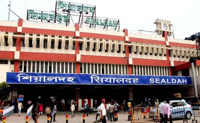 हॉकरों के चंगुल में हावड़ा व सियालदह स्टेशन का सब वे