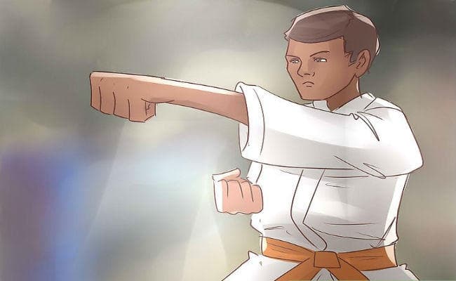 कराटे शिक्षक को नौकरी से हटाये जाने के खिलाफ प्रदर्शन