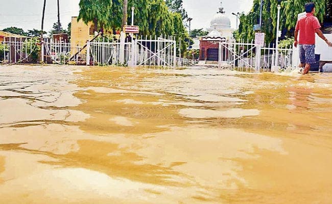 बाढ़ का कहर : 37 और लोगों की डूबने से मौत, नदियों का जल स्तर घटने की संभावना