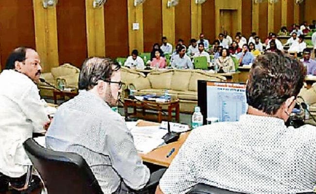 CM रघुवर दास ने उपायुक्तों व उप विकास आयुक्तों के साथ की बैठक, कहा- काम में अड़ंगा लगानेवालों पर करें कार्रवाई