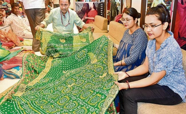 सावन में भायें हरी-हरी साड़ियां और मेहंदी