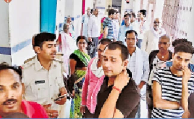 मौत की गलत सूचना पर युवक ने अस्पताल में की तोड़फोड़, कर्मचारियों ने युवक को पीटा