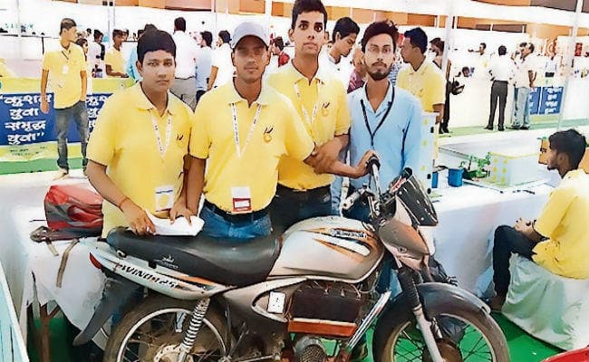 बिहार में छात्रों ने किया कमाल: 15 हजार में इलेक्ट्रिक बाइक, तो 25 हजार में बनायी रेसिंग कार