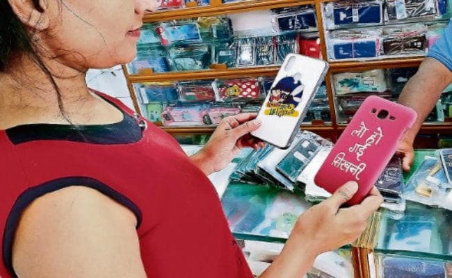 लेटेस्ट ट्रेंड: युवाओं के बीच कोटेशन बेस्ड मोबाइल कवर हैं ऑन डिमांड