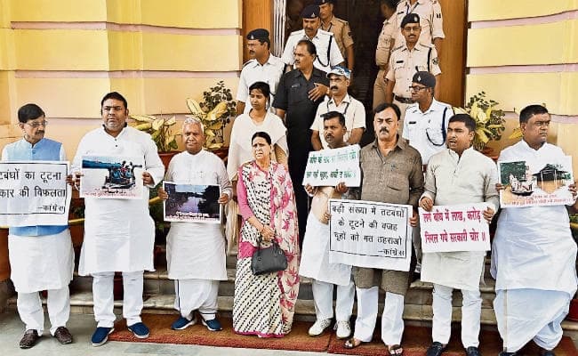 मॉनसून सत्र : बाढ़ पर विधानमंडल के दोनों सदनों में विपक्ष का हंगामा, सरकार के खिलाफ की नारेबाजी