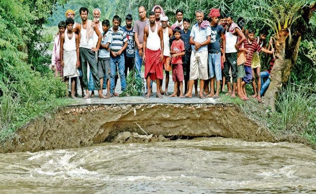 बाढ़ का कहर: नवजात को लेकर स्कूल में शरण, दवा लेकर घंटों तड़पता रहा पिता, सड़क किनारे दाह संस्कार