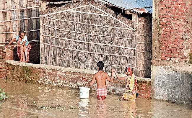 मुजफ्फरपुर : नेपाल से पानी छोड़े जानें के बाद अब आश्रम घाट व लकड़ीढ़ाही में भी घुसा बूढ़ी गंडक का पानी