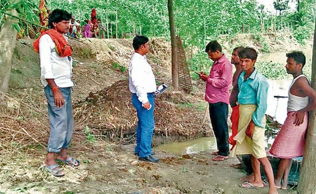 मुजफ्फरपुर : बाढ़ पीड़ितों को अब राहत पैकेट में चावल, आलू व चीनी, मोबाइल चार्ज कराने के लिए देने पड़ रहे 50 रुपये