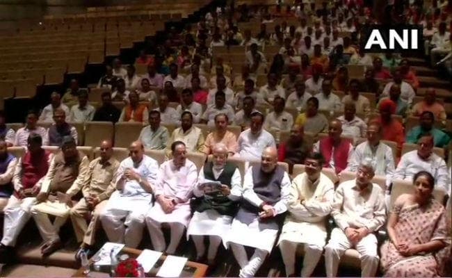 BJP संसदीय दल की बैठक में बोले PM मोदी- राजनीति से हटकर कुछ काम करें सांसद