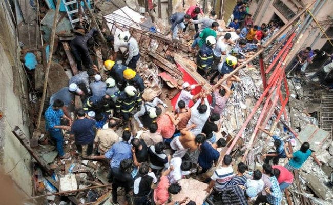 मुंबई के डोंगरी इलाके में अचानक गिरी चार मंजिला इमारत, 40 से ज्यादा लोग दबे, दो की मौत