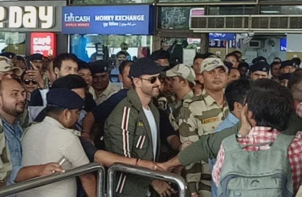”सुपर 30” के प्रमोशन के लिए पटना पहंचे रितिक रोशन, एयरपोर्ट पर फैंस का हुजूम
