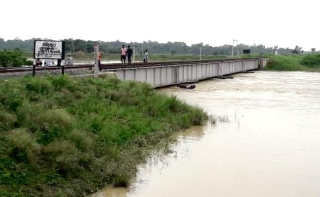 दरभंगा-सीतामढ़ी रेलखंड पर ट्रेनों का परिचालन बंद, दरभंगा में रोकी गयीं कई ट्रेनें, जगबन में तटबंध टूटा