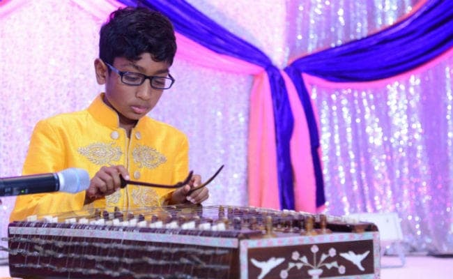 लास एंजेल्‍स का 13 वर्षीय अहिलान संतूर की शिक्षा लेने पहुंचा है कोलकाता