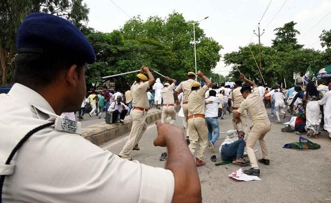 स्‍नेहा कांड : CBI से जांच की मांग को लेकर प्रदर्शन कर रहे जविपा कार्यकर्ताओं पर पुलिस ने चटकायीं लाठियां