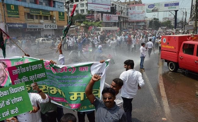 विधानसभा का घेराव करने जा रहे JAP कार्यकर्ताओं ने तोड़ी बैरिकेडिंग, पुलिस ने की पानी की बौछार