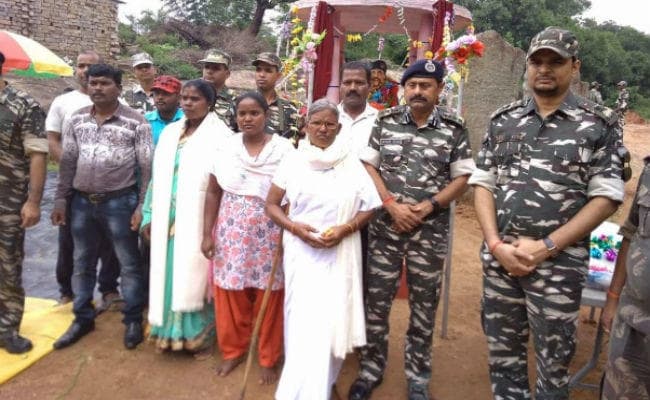 गुमला : शहीद के घर शौचालय नहीं, आठ माह से शहीद की बेटी सरकारी बाबुओं का लगा रही चक्कर