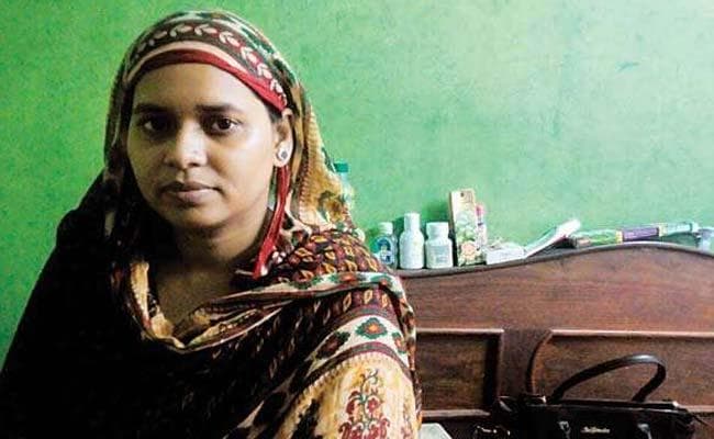 हनुमान चालीसा पाठ में शामिल हुईं इशरत जहां, भक्त व पुलिसकर्मी भिड़े