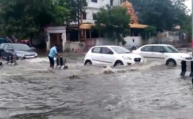 तेज बारिश से महानगर में जल-जमाव, गिरे पेड़