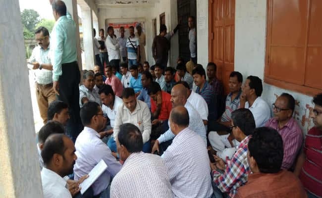 थप्पड़ मारने के विरोध में हड़ताल पर बैठे प्रखंड अंचलकर्मी, बीडीओ के हस्‍तक्षेप से सुलझा मामला, काम पर लौटे कर्मचारी