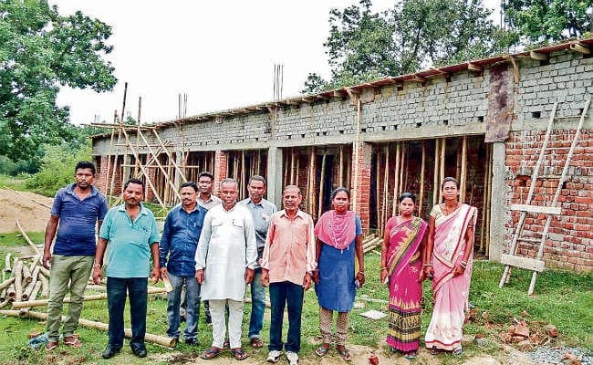 डुमरिया : अपने बच्चों को नहीं पढ़ा पाये, लेकिन स्कूल के लिए दान दी पुश्तैनी जमीन