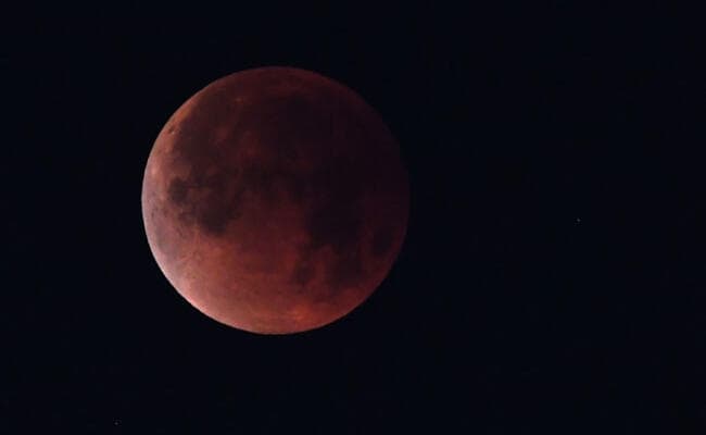 आधी रात के बाद दिखा चंद्रग्रहण, 149 सालों के बाद हुआ ये दुर्लभ संयोग