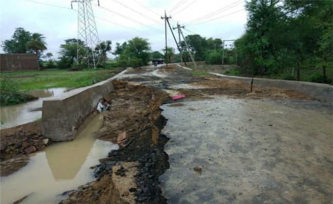 बह गयी चानन की मुख्य सड़क, सड़क बह जाने से आवाजाही में परेशानी