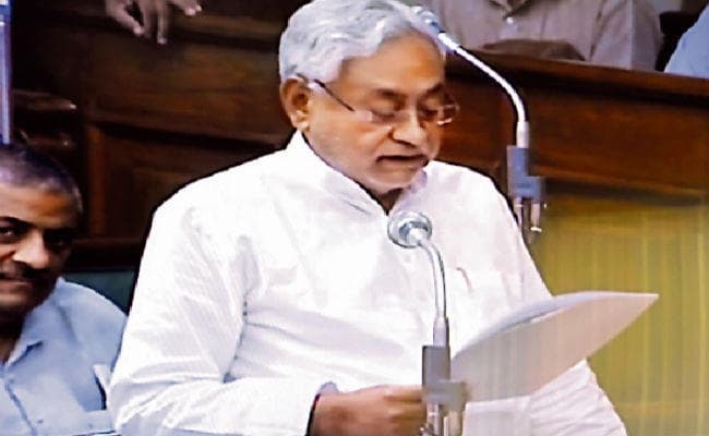 पटना : हर पीडि़त परिवार को मिलेगा रू 6000, तीसरे दिन भी सीएम ने किया हवाई सर्वे, गंडक के प्रवाह क्षेत्र का लिया जायजा