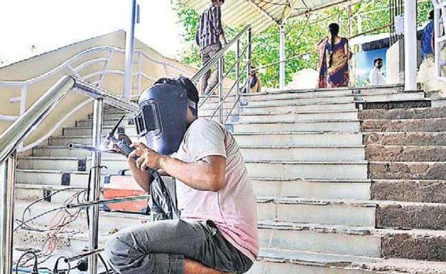 रांची : सावन को लेकर पहाड़ी मंदिर में विशेष तैयारी, सुबह चार बजे से शुरू हुआ जालभिषेक, श्रद्धालुओं के लिए चार अरघा लगाये गये