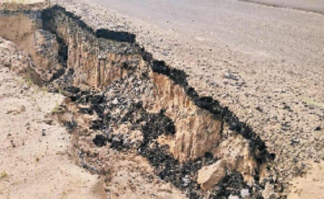 सोन पुल की एप्रोच सड़क हल्की बारिश में टूटने लगी