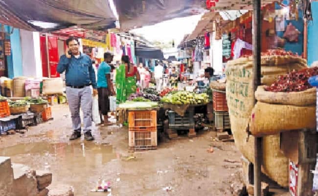 अब बारिश होने पर बाजार की गलियों में पानी और कीचड़, बढ़ी लोगों की परेशानी