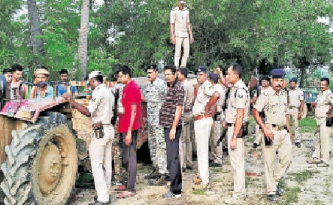 बालू लदे ट्रैक्टर से थानाध्यक्ष को कुचलने का किया प्रयास