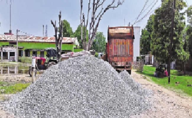 प्रखंड मुख्यालय में बनी सड़क, तो होगा आंदोलन