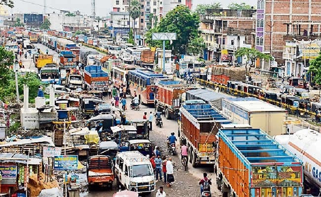 मुजफ्फरपुर में पूर्व मुखिया की हत्या, हंगामा-तोड़फोड़, आक्रोशित समर्थकों ने राहगीरों को भी पीटा