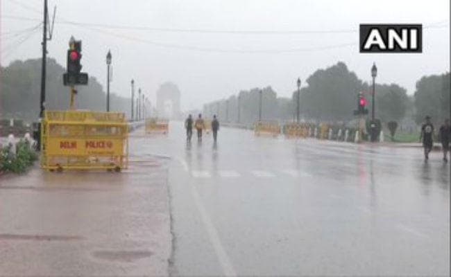 सावन के पहले दिन दिल्ली-एनसीआर में बदला मौसम का मिजाज, बारिश से पारा लुढ़का