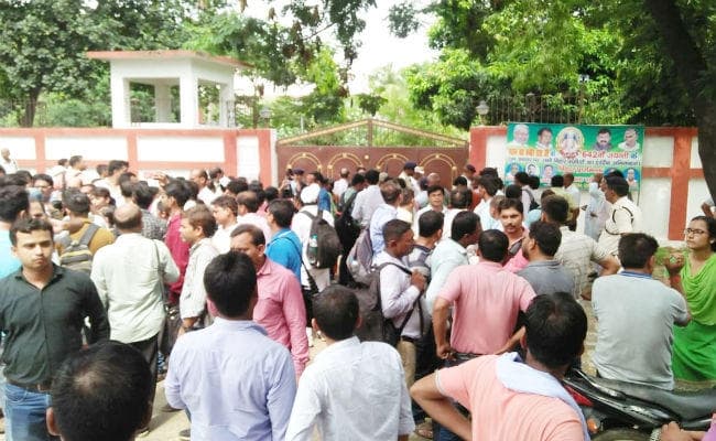 अतिथि शिक्षकों ने शिक्षा मंत्री के आवास को घेरा, सेवा को नियमित कर नियोजन में समायोजित करने की मांग की