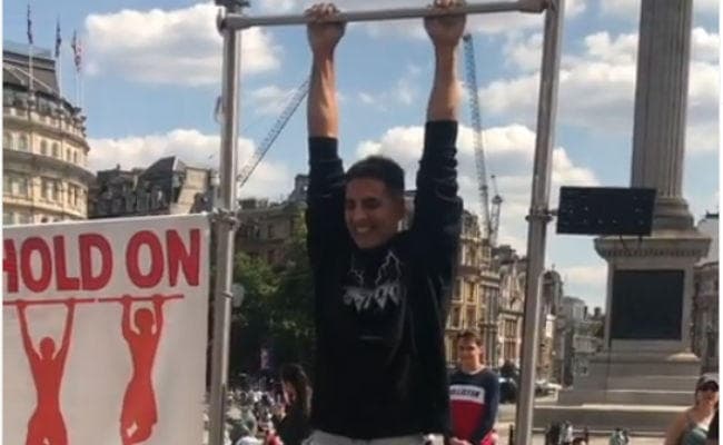 VIDEO: अक्षय कुमार ने विदेश में 100 पाउंड कमाने के लिए किया ऐसा काम, ट्विंकल ने उड़ाया मजाक