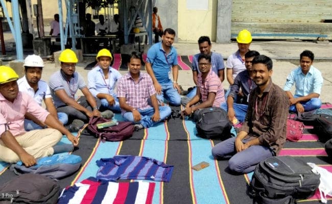 आवास की मांग पर अनिश्चितकालीन धरना पर बैठे टीटीपीएस के अभियंता