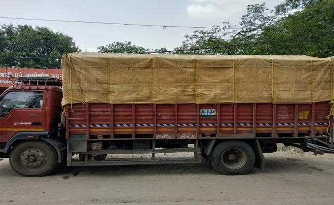 झुमरीतिलैया : प्रतिबंधित मांस लदा ट्रक जब्त, दो गिरफ्तार