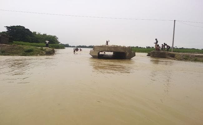 बिहार में बाढ़ से त्राहिमाम : खतरे के निशान से ऊपर महानंदा, अपने घरों तक नहीं जा पा रहे हैं बाढ़ पीड़ित