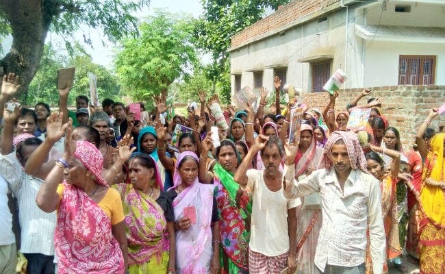 गोमो में राशन वितरण में गड़बड़ी को लेकर हंगामा, कार्रवाई का आश्वासन मिलने पर लोग हुए शांत