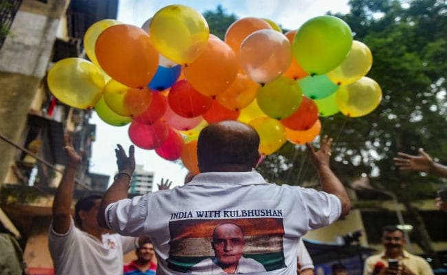 ICJ से कुलभूषण मामले का फैसला सुनते मुंबई के परेल में खुशी की लहर, झूम उठे जाधव के दोस्त और रिश्तेदार