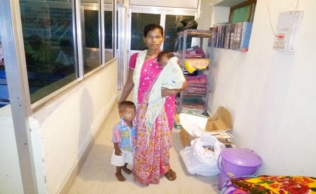 गुमला : दो बच्चों के साथ पति की खोज में दर-दर की ठोकर खा रही मां को मिला CWC का सहारा