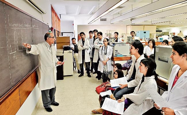 सरकारी मेडिकल कॉलेज बेच रहे हैं सीटें, एनआरआइ के नाम पर ले रहे मोटी फीस