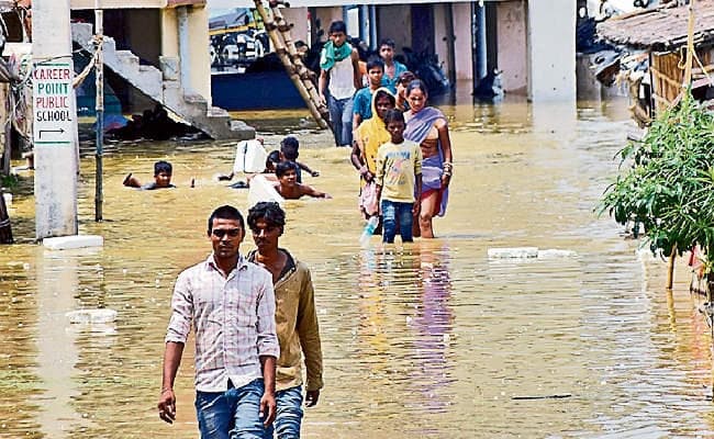 बाढ़ का कहर: एक चिता पर तीन बच्चों का हुआ अंतिम संस्कार, दादी ने दी मुखाग्नि