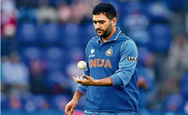 माता-पिता नहीं चाहते धौनी टीम इंडिया की नीली जर्सी को अभी करें अलविदा,पढ़ें क्या कहा बचपन के कोच ने