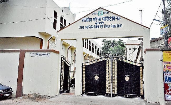 रांची : प्राचार्य की शह पर कैंपस में रहते थे ब्लैकमेलर, सीसीटीवी से छात्राओं की गतिविधियों पर रखते थे नजर