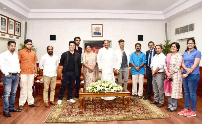 ''सुपर 30'' की टीम और परिजनों के साथ उपराष्ट्रपति ने देखी फिल्म ''सुपर 30'', कहा- प्रेरणादायक है फिल्म