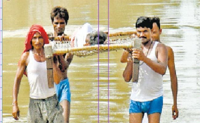 बाढ़ का कहर: बाढ़ ने एक रात में घर से फुटपाथ पर ला दिया, सांपों के साये में बसर हो रही जिंदगी