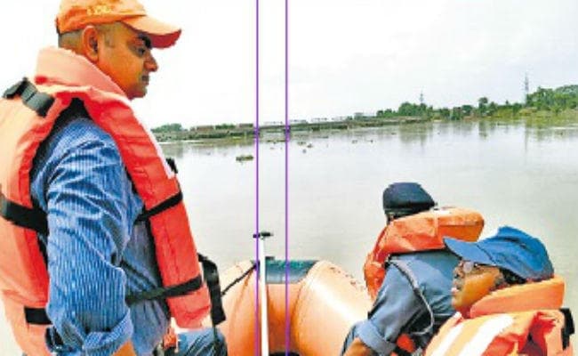 बाढ़: ...और डीएम साहब नदी में भटक गये रास्ता, तलाश में लगी एनडीआरएफ की टीमें