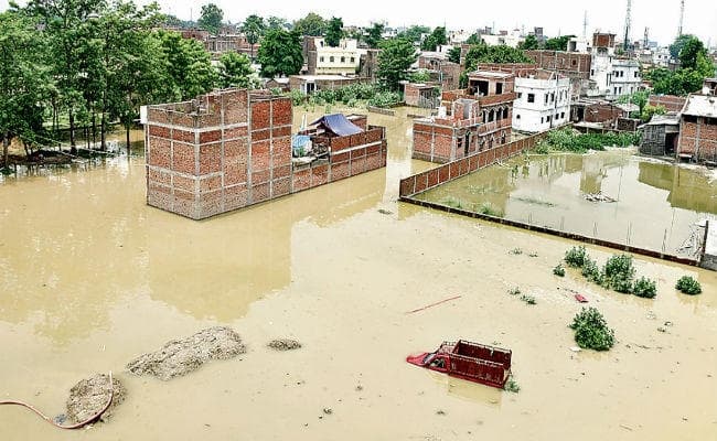 बाढ़ का कहर : यहां जान हथेली पर लेकर स्कूल जाते हैं बच्चे